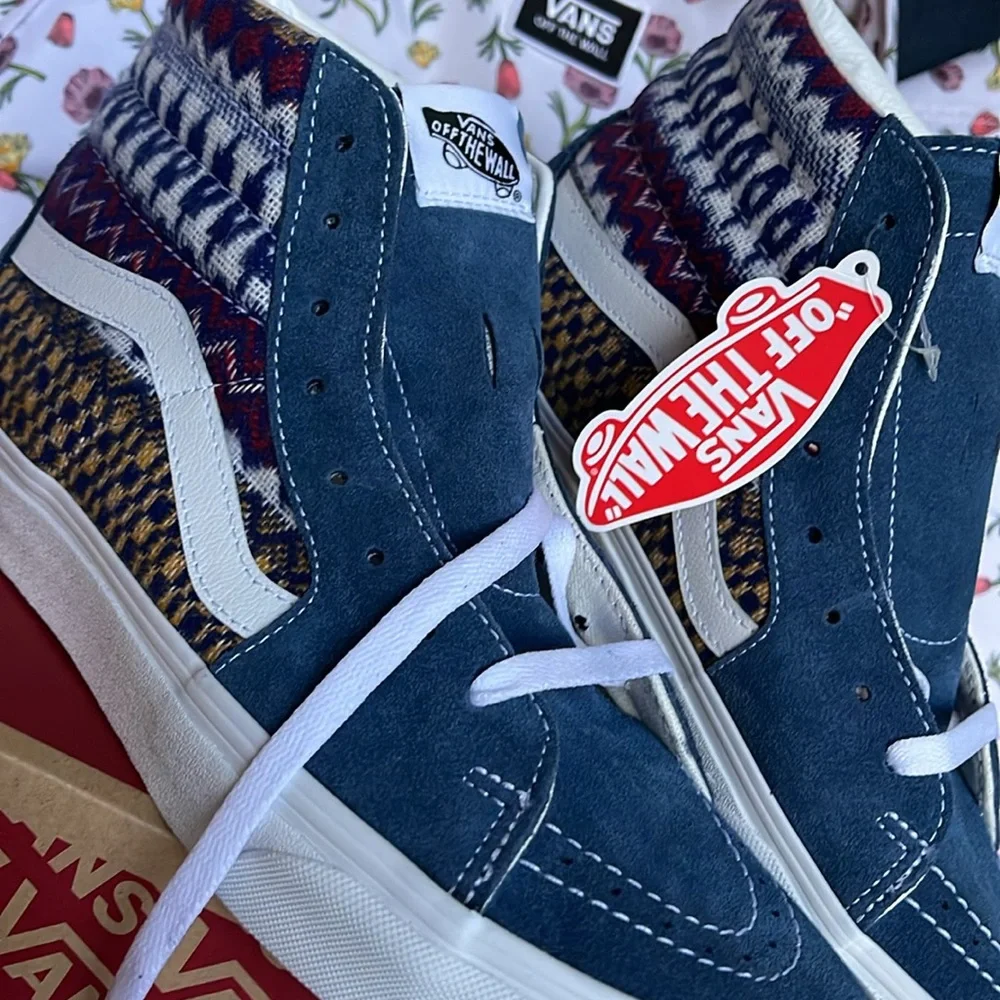 Vans Men’s Sk8-Hi
Fair Isle Blue/Multi
VN0A7Q5NBER
Sneakers - Picture 8 of 16